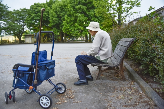 高齢者の方が公園で休憩している様子