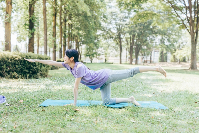 公園でピラティスを行っている女性