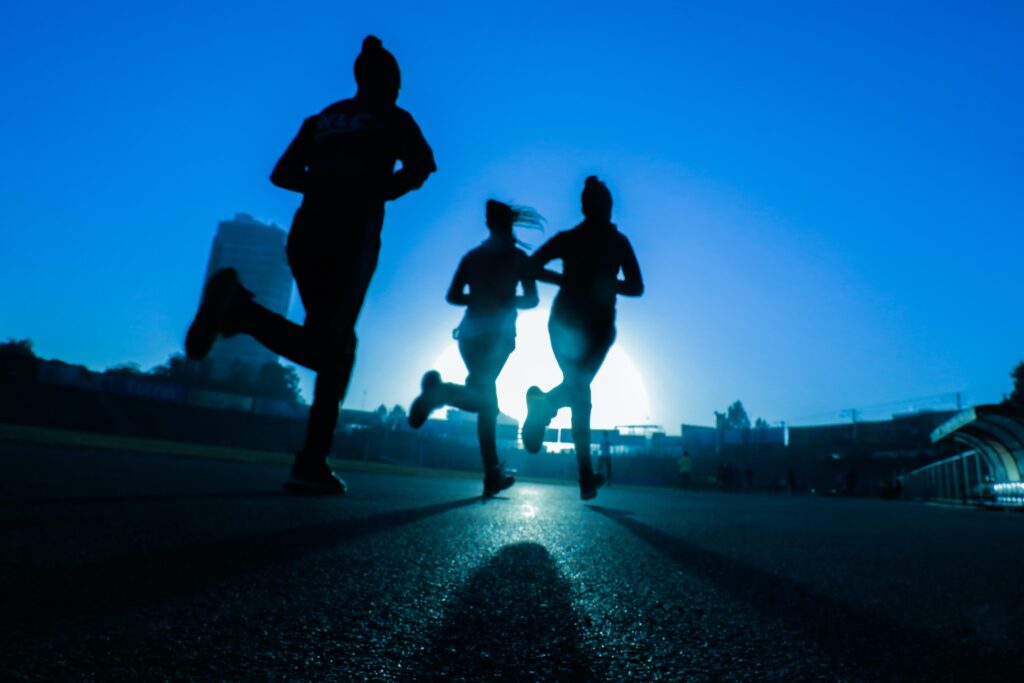 女性3人がランニングしている写真